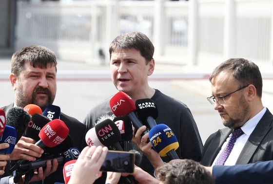    Михаил Подоляк (в центре)