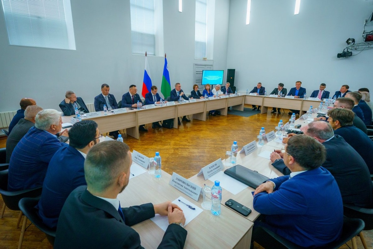    Депутат думы Югры Александр Нохрин рассказал Руслану Кухаруку, как решить проблему с медицинскими кадрами в Радужном