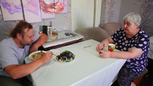 Так вкусно эта семья обедает макаронами и салатом показываем как вкусно приготовить обед для семьи ЕДА рецепты мукбанг