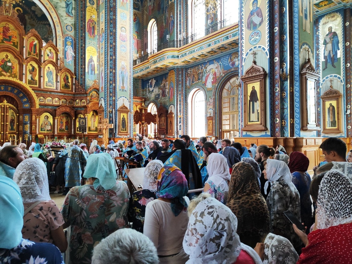    К Казанской иконе Божией Матери второй день не иссякают очереди в Воронеже: фоторепортаж