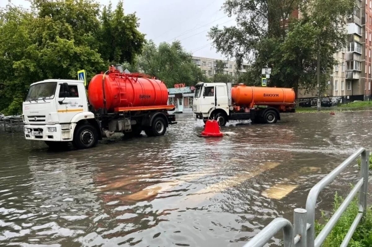    Мэрия Челябинска бросила всю доступную технику на откачку воды с улиц
