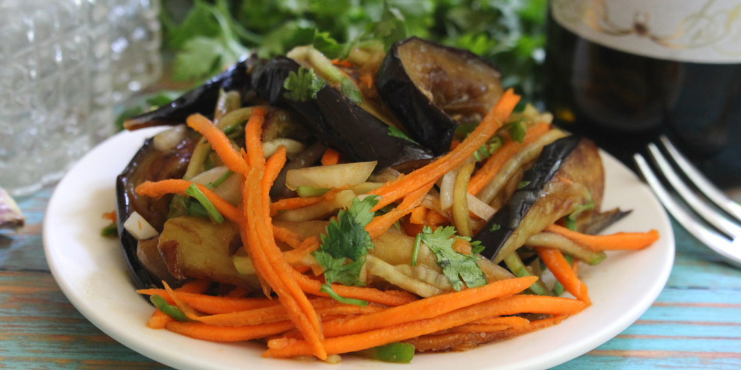 Легкий салат из жареных баклажанов, моркови и свежих огурцов