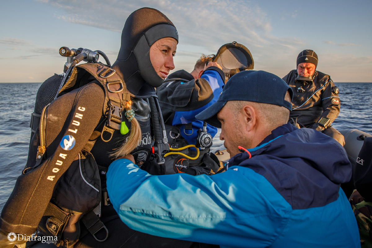 Группа дайверов готовится к визуальному обследованию затонувшего объекта