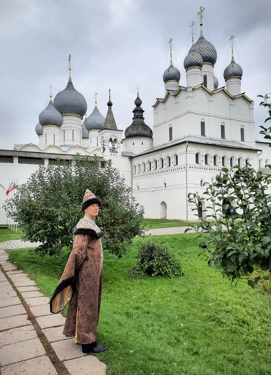 Ростов Великий. "Государь Иван Грозный" в исполнении супруга. Есть такой сервис по переоблачению.