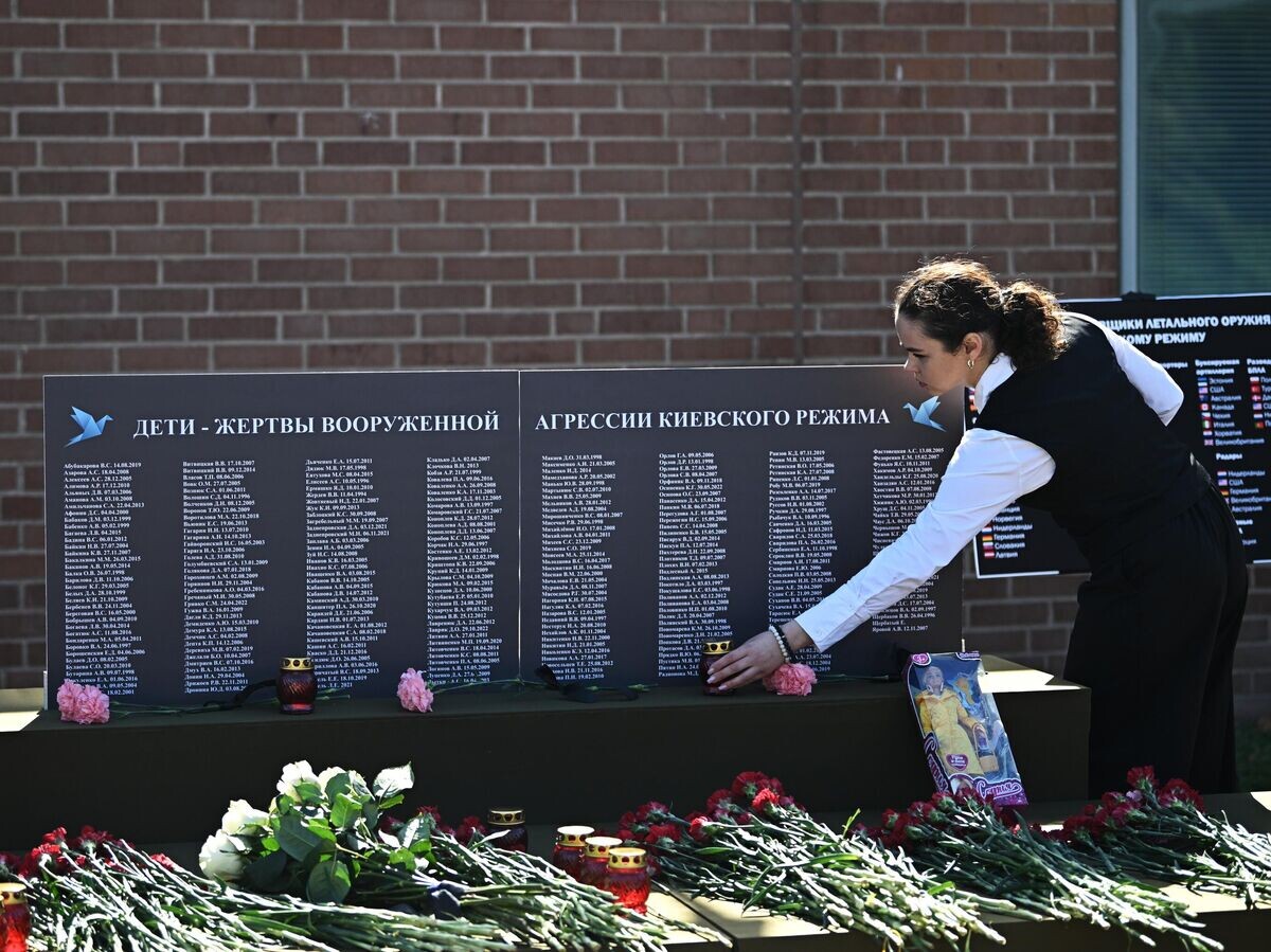   Мемориал в память о погибших из-за обстрелов вооруженными силами Украины детях Донбасса у посольства США в Москве© РИА Новости / Сергей Бобылев