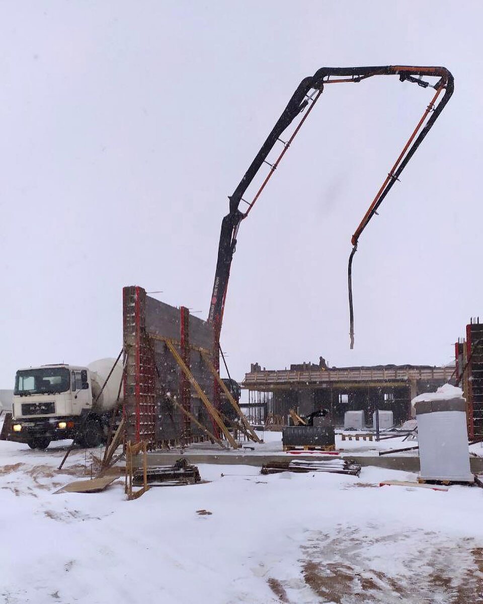 Стена, которая упала - фото в процессе постройки.