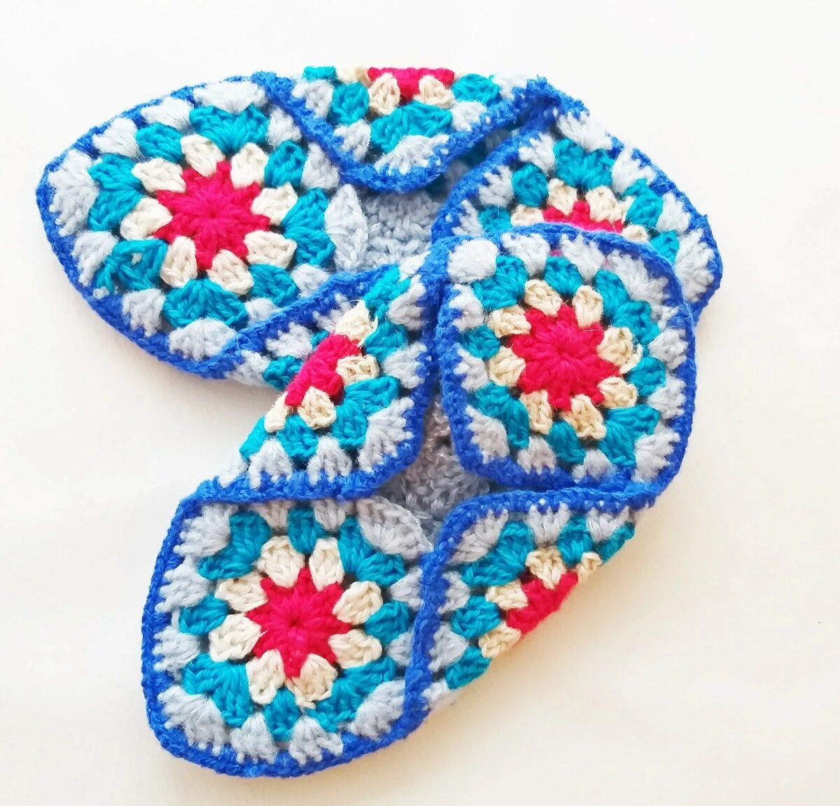 Тапочки крючком из мотивов. Фото из интернета.