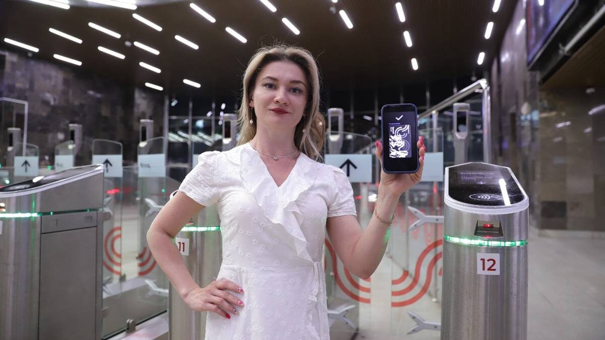   Юрист Елена Степанько оплачивает проезд на станции «Орехово» виртуальной картой «Тройка» / Фото: Анатолий Цымбалюк / Вечерняя Москва