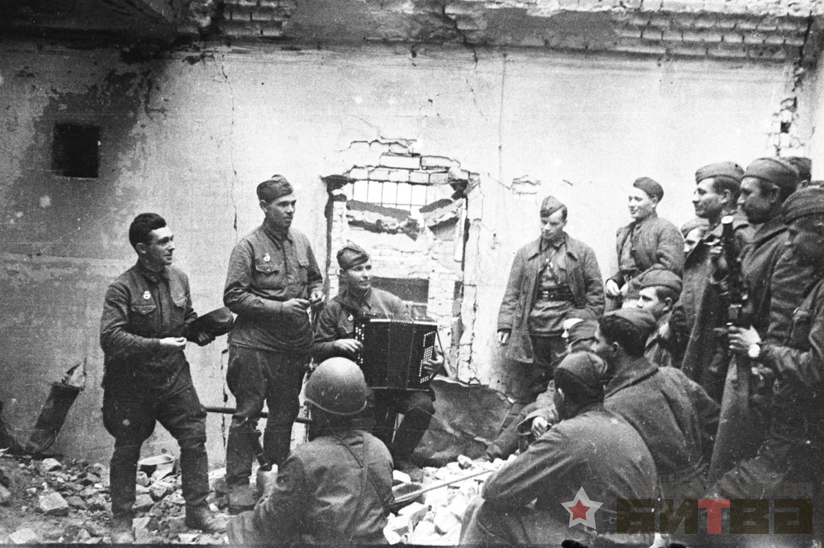 Артисты фронтового ансамбля выступают перед бойцами дивизии Родимцева