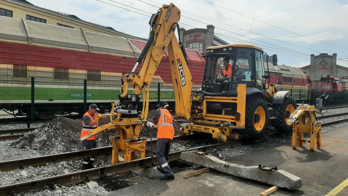 Экскаватор на комбинированном ходу облегачет замену шпал