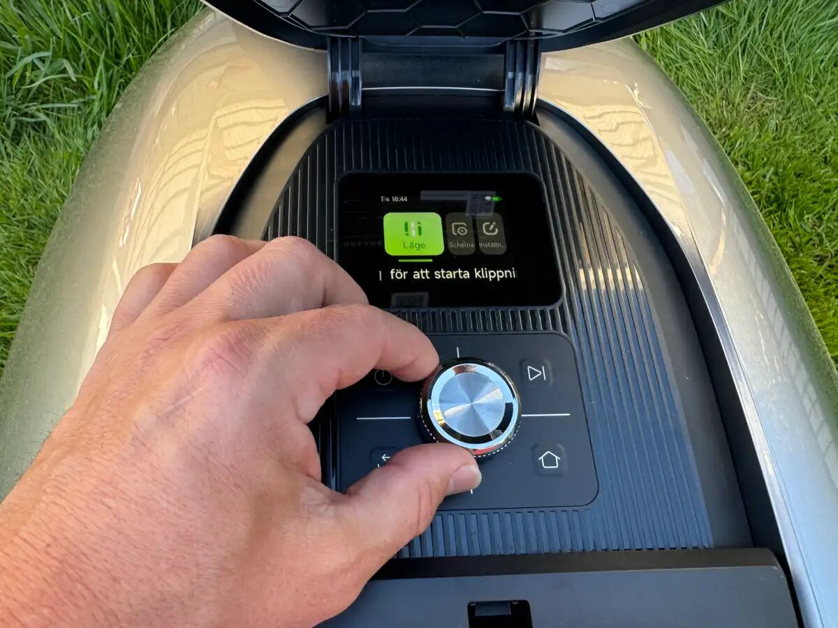 Меню самого Dreame Roboticmower A1 не предлагает много полезной информации, а ручка выбора кажется слишком пластиковой.