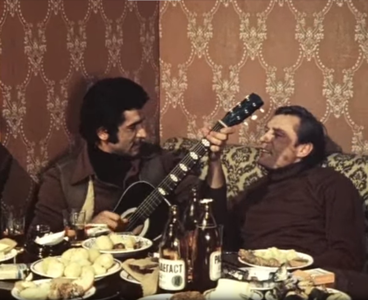 Северяне видимо могли добыть импортное пиво. Кадр из фильма "Мужики" 1981г. (фильм кстати, хорош), на столе пиво "РАДЕГАСТ", похоже чехословацкое. 