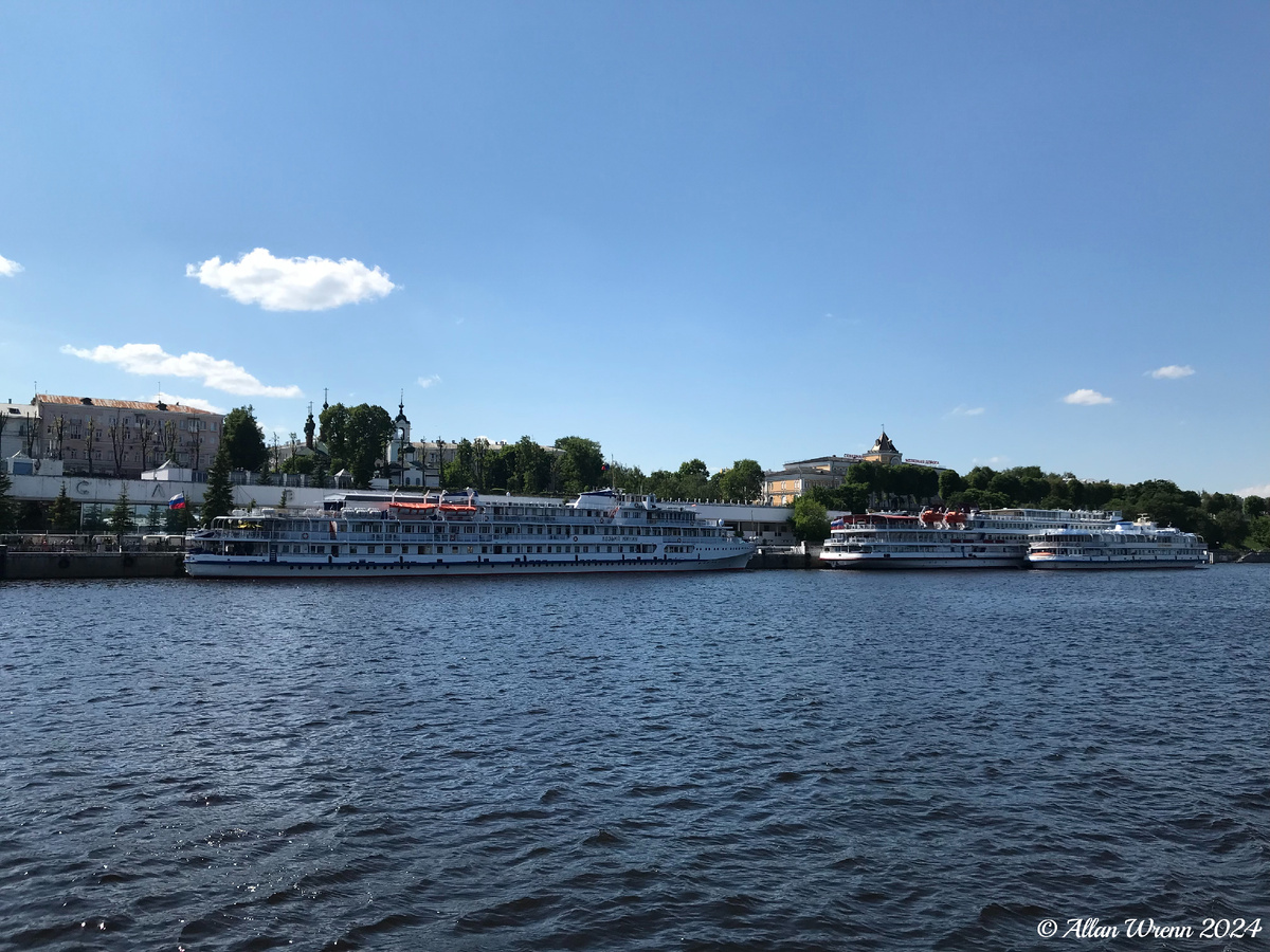 Теплоходы в столице "Золотого кольца" Ярославле. Фото автора канала.