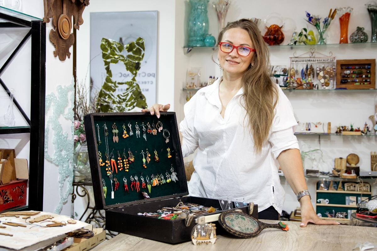    Единственная женщина-стеклодув в Югре рассказала о секретности старинного дела