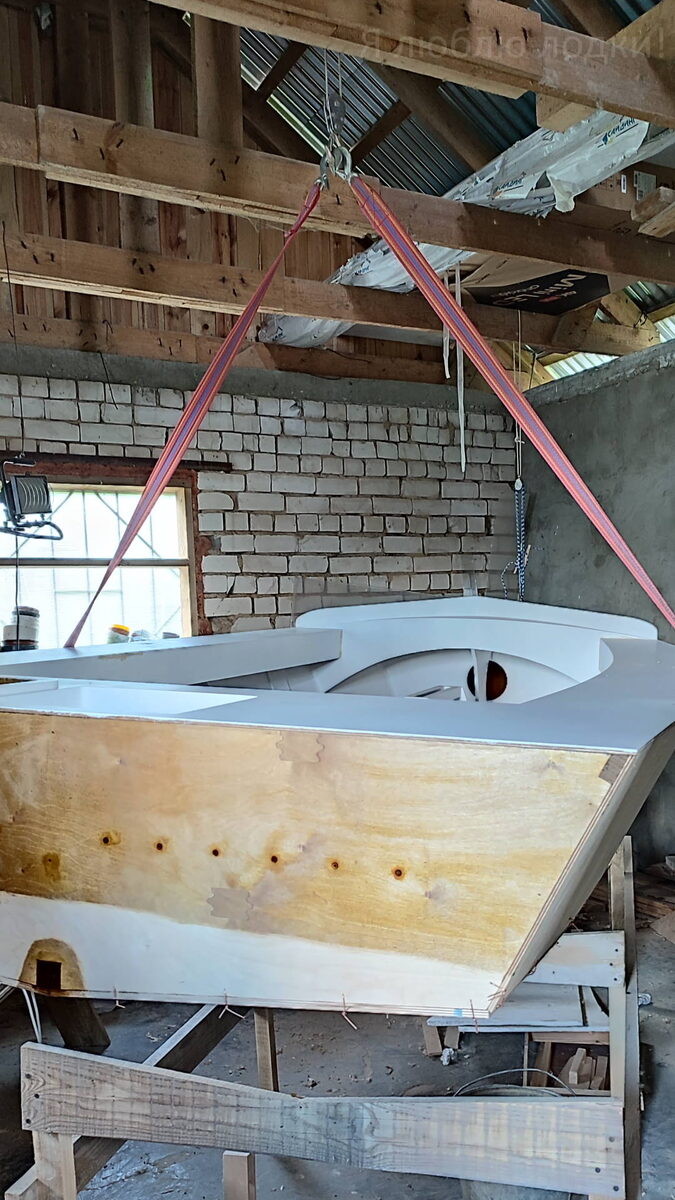 Основной вес принимает на себя строп, немного смещенный от центра тяжести в корму. Ручная лебедка закреплена под коньком крыши