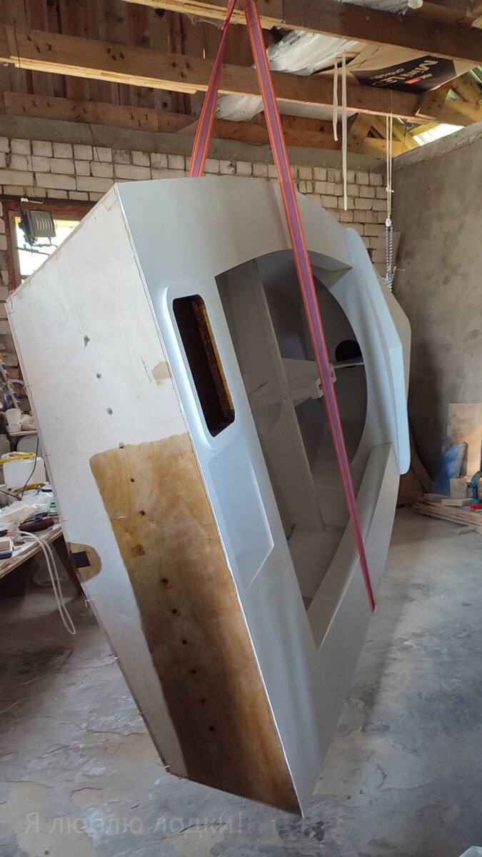 А в этой позиции мы немного застряли и дальше стало крутить тяжелее. Обратите внимание, что практически весь вес лодки приходится на одну точку и ей хоть бы что (но, по-честному, услышать хруст я боялся)