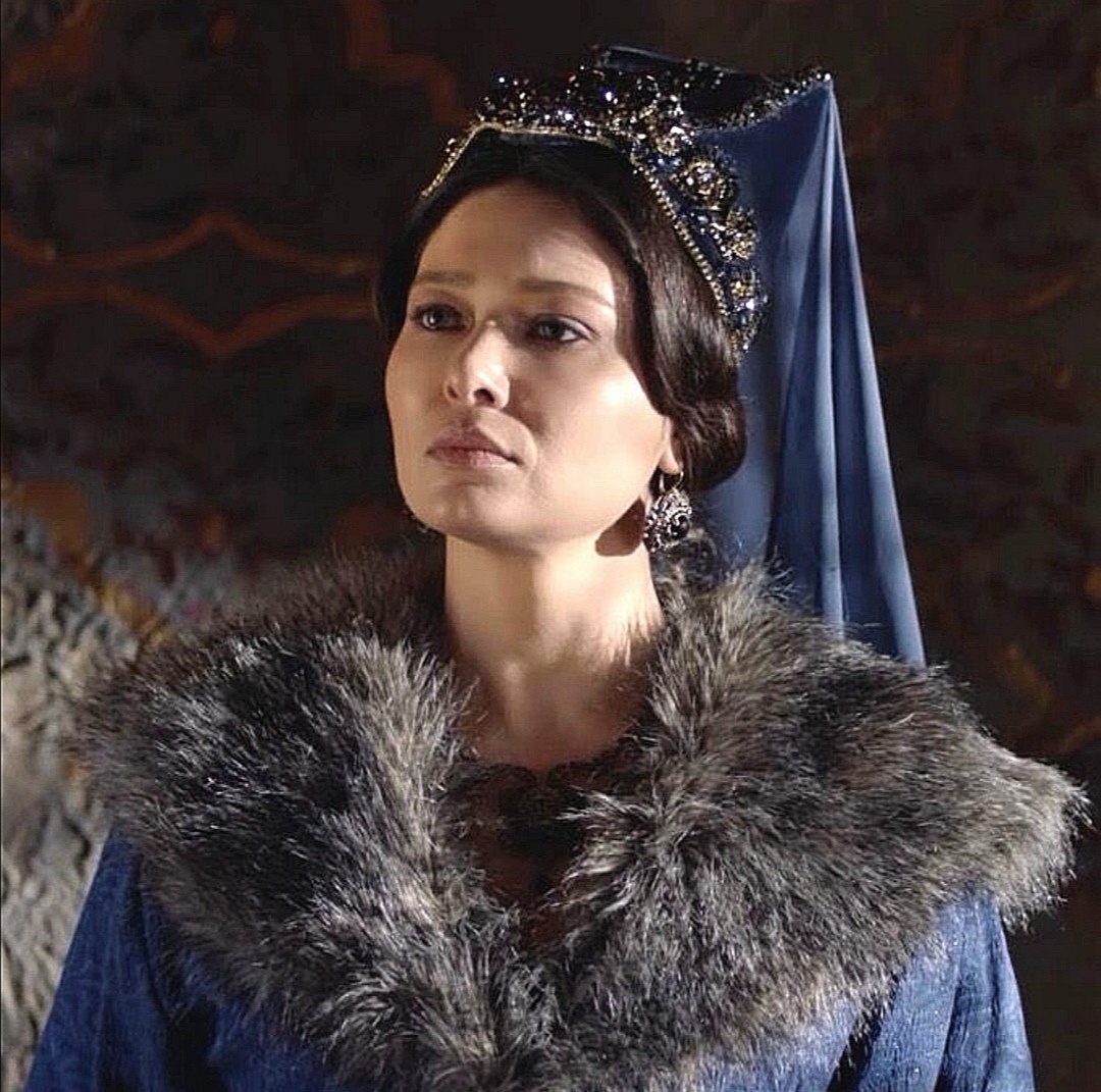 Валиде Кесем едет в приют, открытый ею для бедняков. 