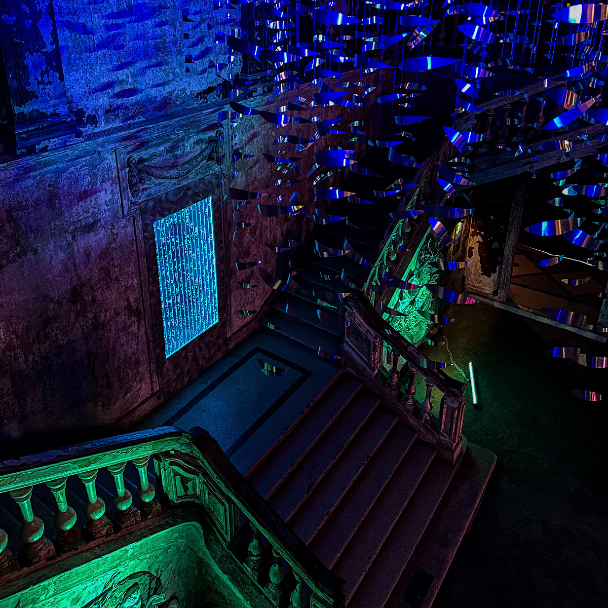 «Парадная» лестница, с которой начинается ваш путь по церкви. Каждое новое мероприятие - новые украшения залов.