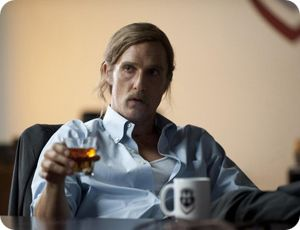      Раст Коул (МакКонахи) – персонаж, на которого в сценарии делается акцент в первую очередь. Мизантроп, страдающий от развитого интеллекта, вечный скептик, атеист, нигилист и прирожденный следователь, доморощенный интеллектуал в глазах своих коллег. По всей видимости, однолюб, поэтому ему сложно завести романтические отношения с противоположным полом (даже не смотря на последующую попытку), а после гибели дочери, его жизненные взгляды стали еще более радикальными. За бесчисленными попытками поймать неуловимого убийцу скрывается типичный эскапизм человека, разочаровавшегося в жизни, религии, устройстве мироздания – отсюда и его мутное прошлое, и пренебрежительное отношение ко всему несущественному, не относящемуся к расследуемому делу. В каком-то смысле тяжелая судьба сломала его, превратив в наркозависимого и эмоционально неустойчивого алкоголика, испытывающего время от времени на собственном опыте теорию струн. 
Марти Харт (Харрельсон) – напарник Коула, более приземленный, с менее трагичной судьбой. Скорее, просто хороший коп, охарактеризовавший себя в первом эпизоде как «надежный» – позже зритель не раз сможет убедиться в этом – и, естественно, разговаривающий на совсем другом языке, нежели Раст. На первый взгляд, примерный семьянин, но на самом деле, немножко лицемер, оправдывающий свои измены убеждениями, что «для брака это полезно». И вот парадокс – совершенно роскошных женщин он привлекает как раз образом хорошего парня, при том, что сам постоянно стоит на распутье. За респектабельностью скрывается едва ли не социопат (показателен эпизод, где он, ворвавшийся в комнату, бормочет «Я не псих…»), за внешним презрением к герою МакКонахи – глубокое к тому уважение. И его неказистость, порой даже простодушие, консерватизм в действиях, отходят на второй план ради блага общего дела; так что даже на фоне бенефиса Мэттью, Харрельсон создает полутонами очень живой, выпуклой образ полицейского со своими тараканами в голове.