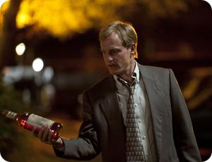 Итак, «Настоящий детектив». На самом деле полезно выждать почти месяц после прогремевшего на весь интернет финала, привести мысли в порядок, постепенно проанализировать увиденное, переварить сюжет, отстранится в равной степени и от ничем не подкрепленного негатива к сериалу, и от его же возведение в пантеон великих. Начиная с первого эпизода, вышедшего 12 января и всех последующих, появлявшихся в сети с периодичностью раз в неделю – за исключением эпизода перед «Суперкубком» – Сеть пестрила яркими заголовками, расхваливающими буквально все: актеров, сценарий, атмосферу, ритм действия. Это в свою очередь родило мнение об «оверхайпнутости» всех 8 эпизодов в целом, и в частности такое утверждение наиболее часто можно было услышать от поклонников, уже сидящих на каком-нибудь другом суперпопулярном телевизионном проекте. Так вот – детище Пиццолатто (сценариста) и Фукунаги (режиссера) ощутимо лучше какого-нибудь «Ганнибала», быстро ударившегося в препарирование одной и той же темы, ничуть не хуже именитого «Во все тяжкие», и вполне сопоставим по уровню с «Игрой престолов» и «Карточным домиком». 
Больше это, конечно, и игра со зрителем, и постоянная смена жанра – но концептуально все очень цельно и выверено – и по фабуле подходит под определение шоу, резко выделяющегося своей подачей материала не только на уровне ТВ, но в масштабах мирового кинематографа. Можно сказать, «True Detective» окончательно размыл границу между этими двумя определениями. Он очень не типичен для HBO и из-за того, что в целом это все-таки куда больше смахивает на одно длинное кино, нежели на сериал – в этом его большое преимущество.