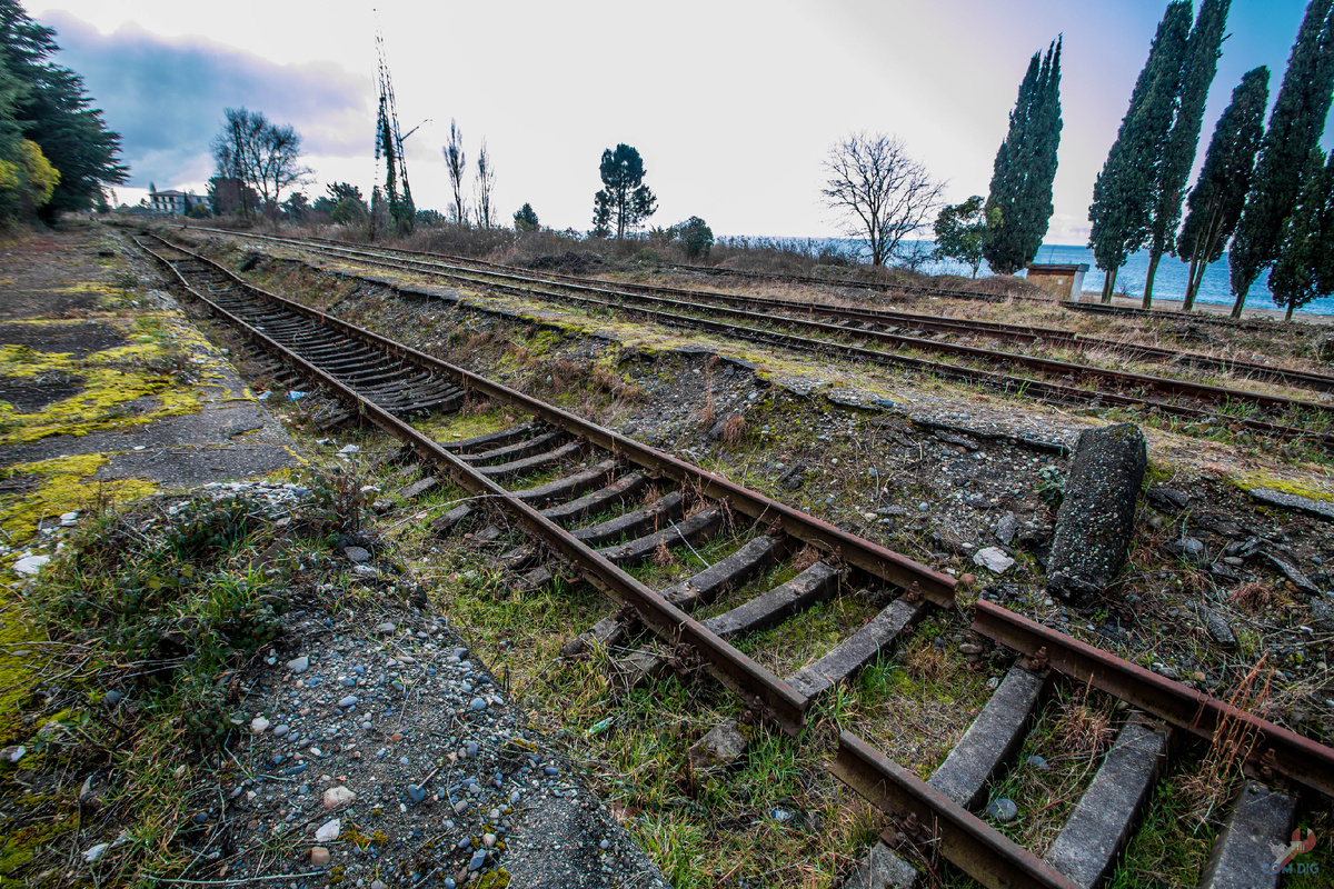 Железнодорожные пути в Сухуме. 2019 год. 