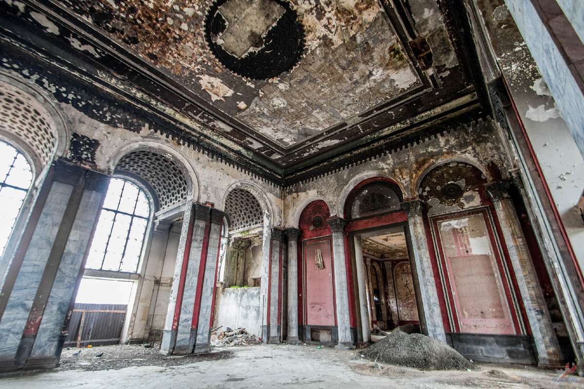 Внутри здания Ж\Д вокзала в Сухуме. 