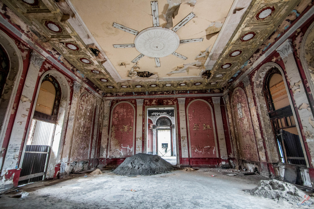 Внутри здания Ж\Д вокзала в Сухуме. 