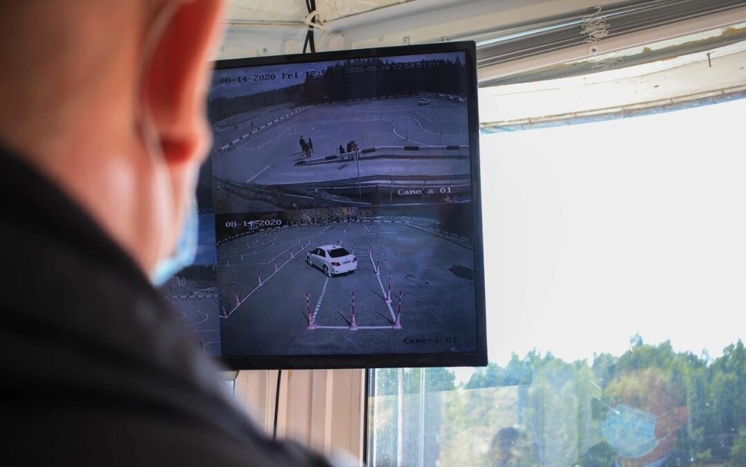     Сотрудник ГАИ. Источник: e1.ru Автор фото: Вероника Деришева