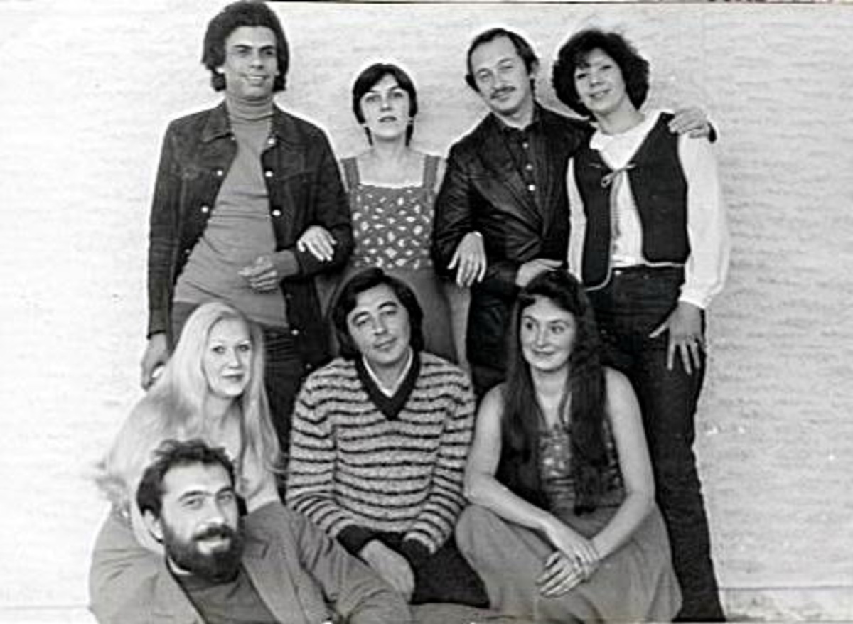 С вокальным квартетом "Товарищ кино". 
Вверху, первый слева - Джемс Паттерсон, третий - я.   В первом ряду в центре - Радик.
В самом низу - режиссёр представления Александр Хугаев.