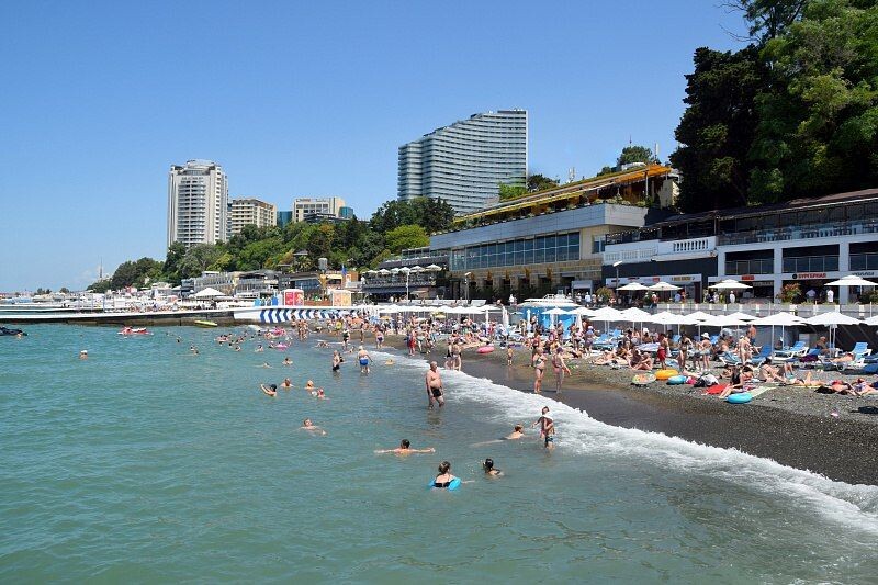 Сочи отдых. Опасно отдыхать в сочи. Сочи пляж. Опасно отдыхать в сочи. Отдыхающие на пляже в сочи.