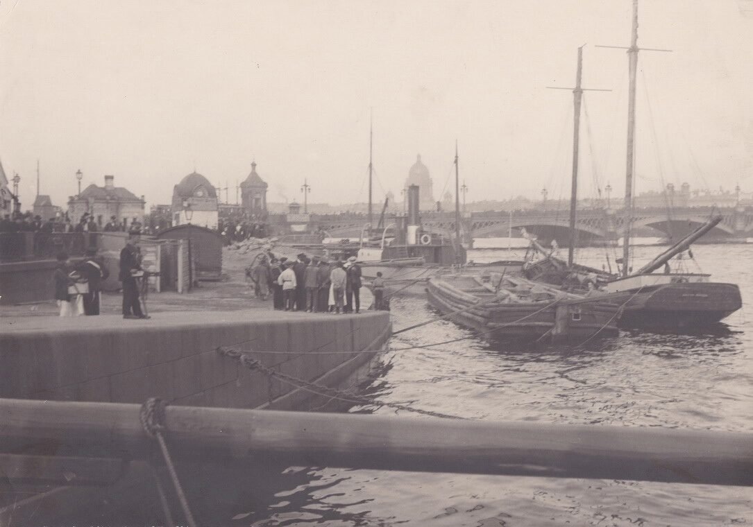 Фотограф С. Иванов. Пристань у Николаевского моста, 1911-1913, бромосеребряный желатиновый отпечаток. © Коллекция А. А. Классена, Санкт-Петербург