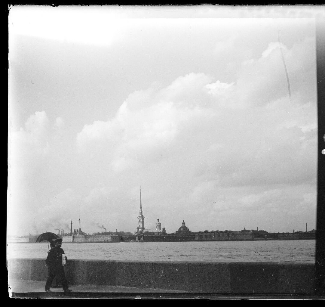 Набережная и акватория Невы у Петропавловской крепости. 1900-е, любительский негатив на стекле, правая сторона стереопары. © Коллекция А. А. Классена, Санкт-Петербург