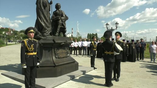 В Воронеже на Адмиралтейской Площади установили памятник Святителю Митрофану Воронежскому