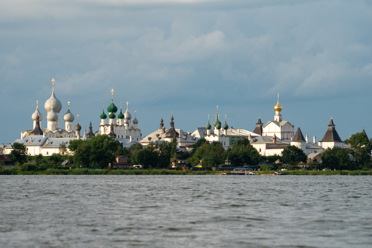 вид на Ростовский кремль с озера