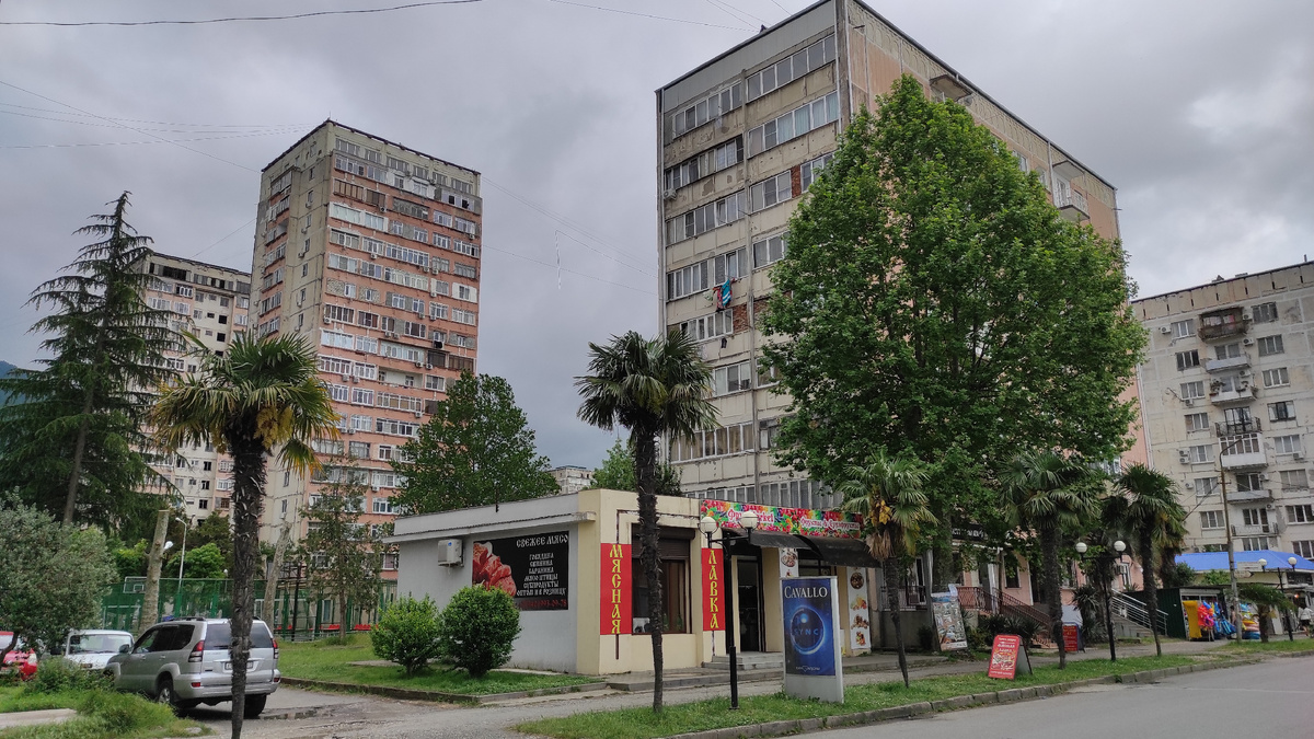 Многоэтажные дома в Гагре. Фото: Кирилл Полиенко/Polienko: путешествуем вдвоём