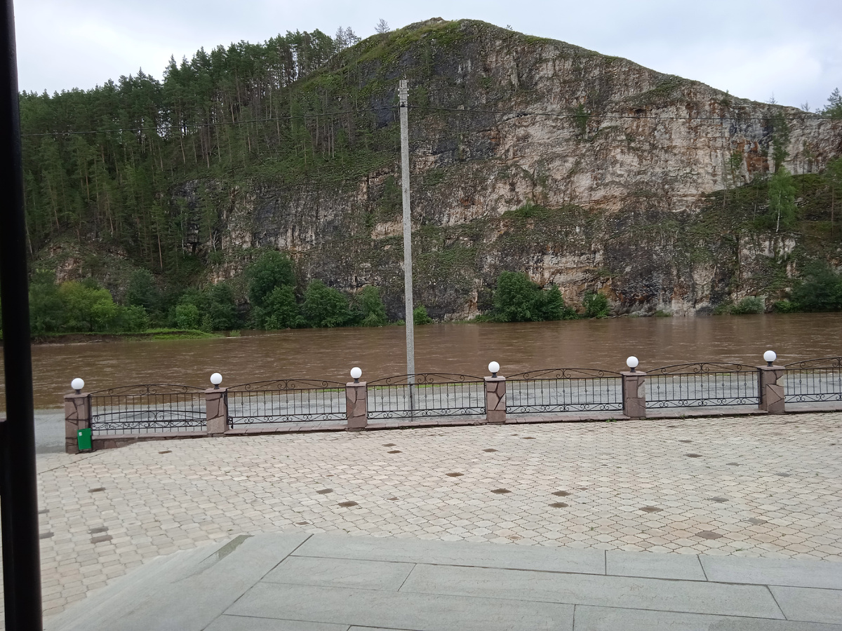 С крыльца отеля Юлбарс