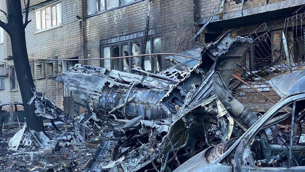 В этом доме жили мои одноклассники. За этим домом - моя школа.  