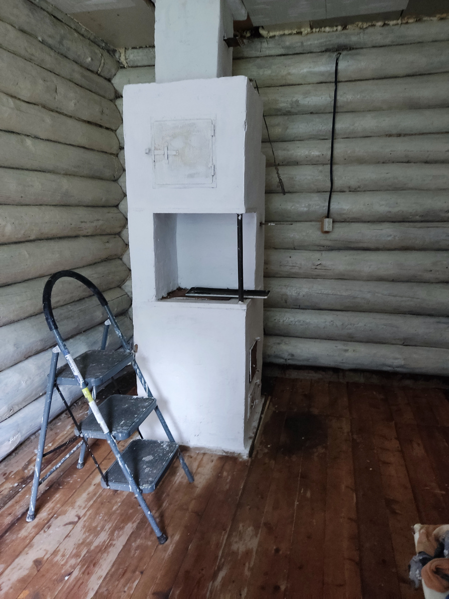 На выходных было пасмурно и сыро, в домике топили печь. 