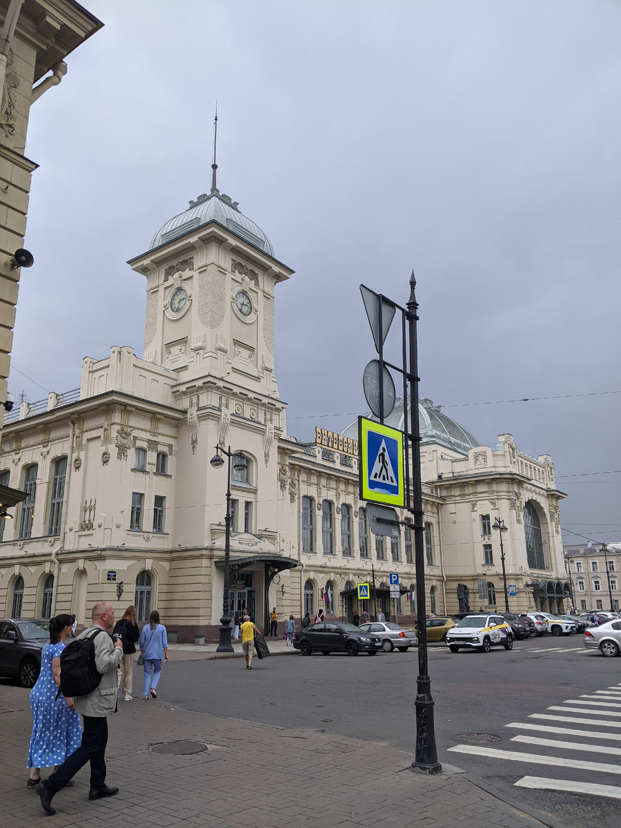 В день знакомства было пасмурно -пасмурно...