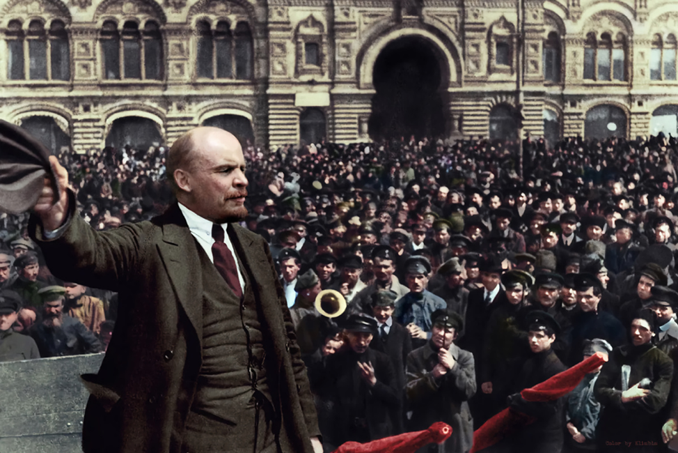 Ленин выступает перед рабочими. Колоризированное фото