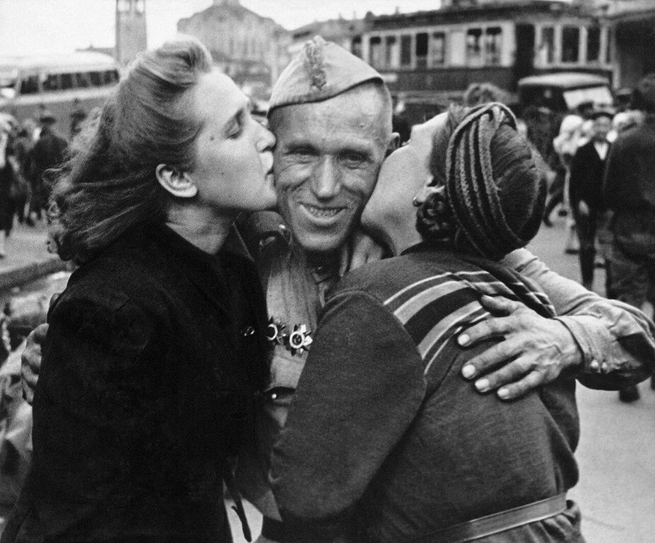 Жена Антонина и дочь Лора встречают старшего сержанта А. А. Кабанова на Белорусском вокзале в Москве. Фото: Анатолий Морозов