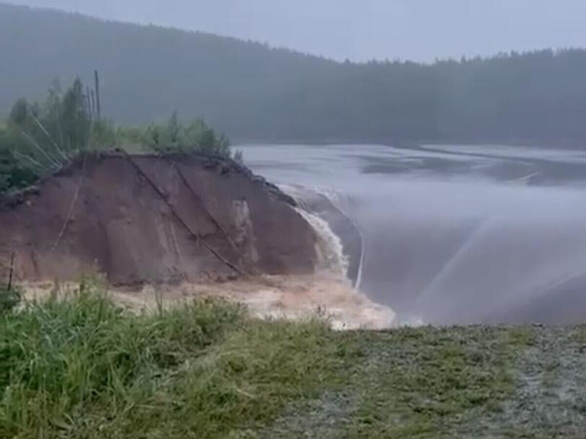    На Киалимском водохранилище в Челябинской области после ливней прорвало дамбу. Кадр видео очевидца