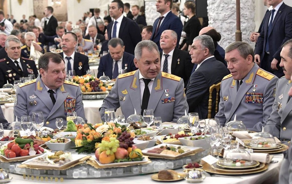 Генералитет гуляет.