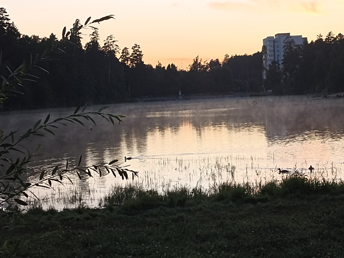 Над водой поднимается пар...