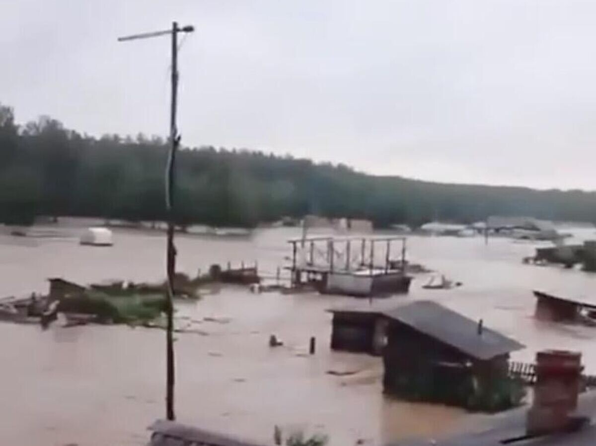    На Киалимском водохранилище в Челябинской области после ливней прорвало дамбу. Кадр видео очевидца