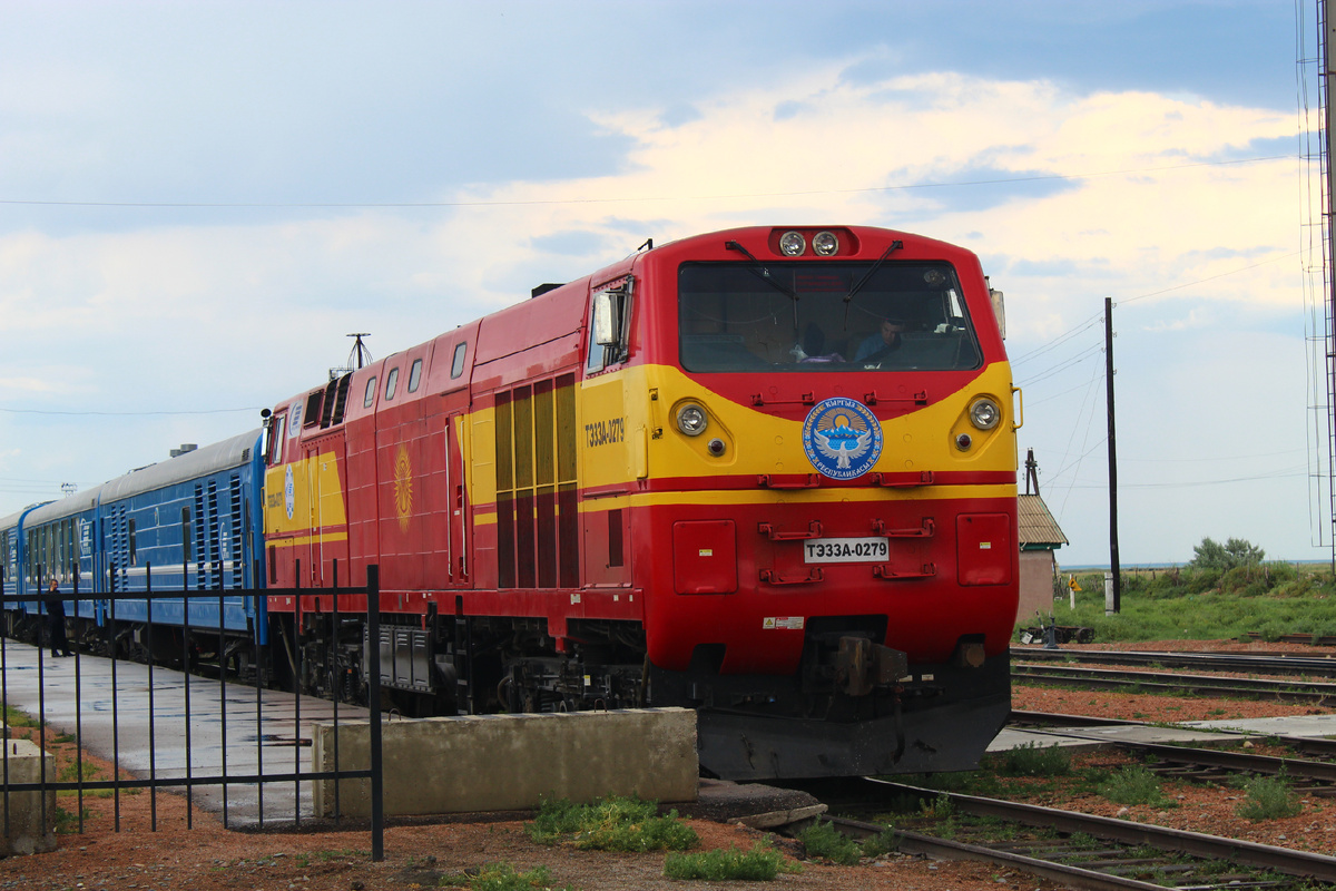 ТЭ33А в фирменной ливрее Кыргыз Темир Жолы