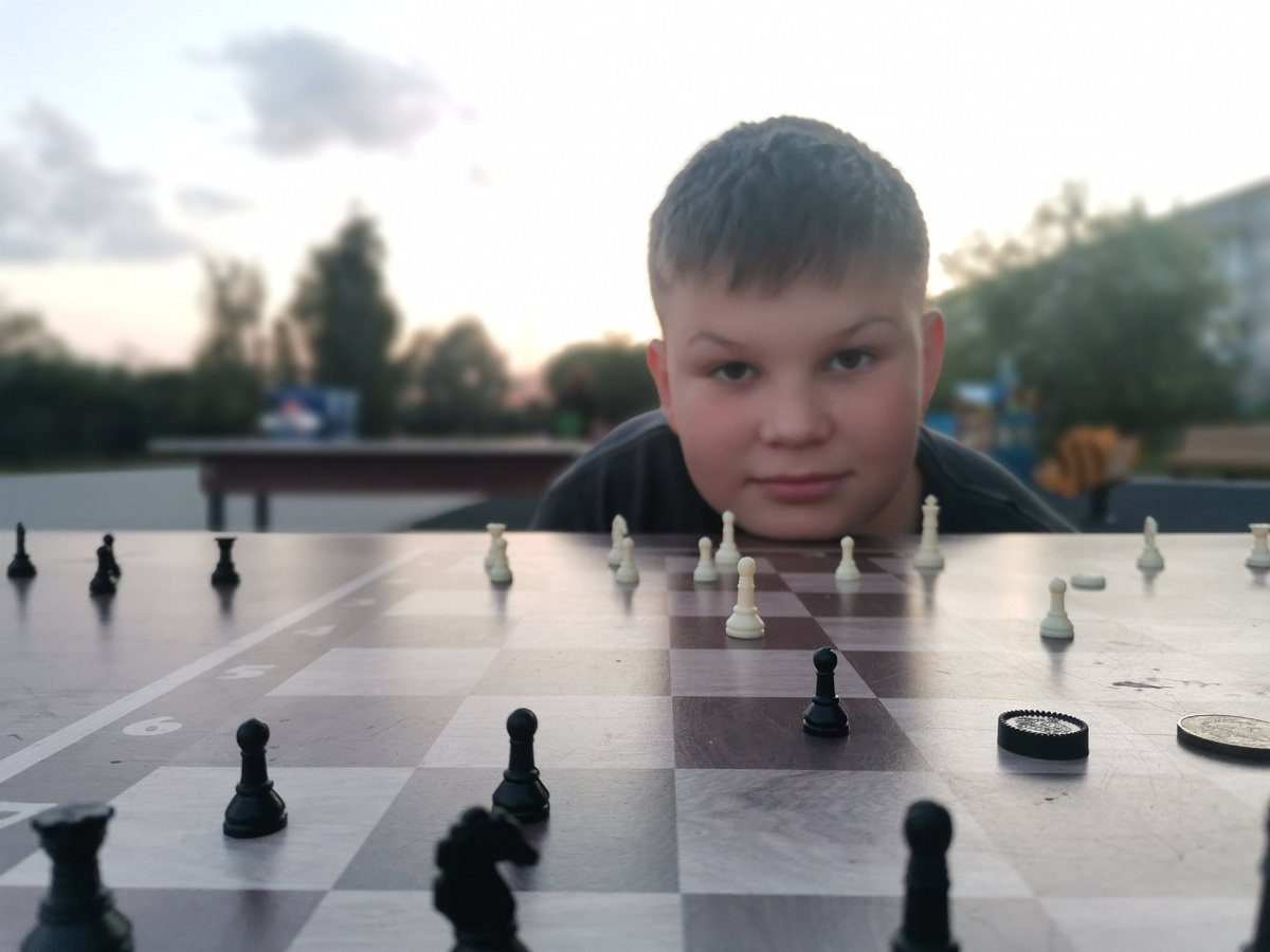 Играем на берегу Камы в шахматы 