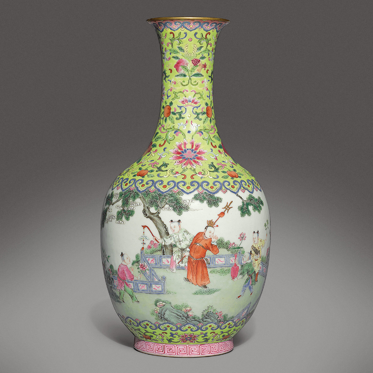 Ваза с цветами и играющими мальчиками. Эпоха Цзяцин. XIX век. Sotheby's.