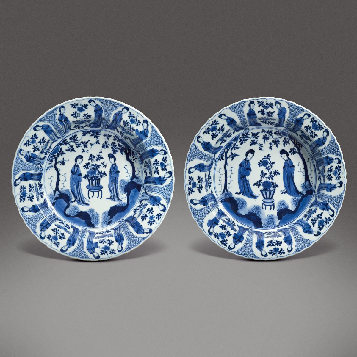 Пара сине-белых глубоких блюд. Династия Цин, эпоха правления Канси. XVII век. Sotheby's.