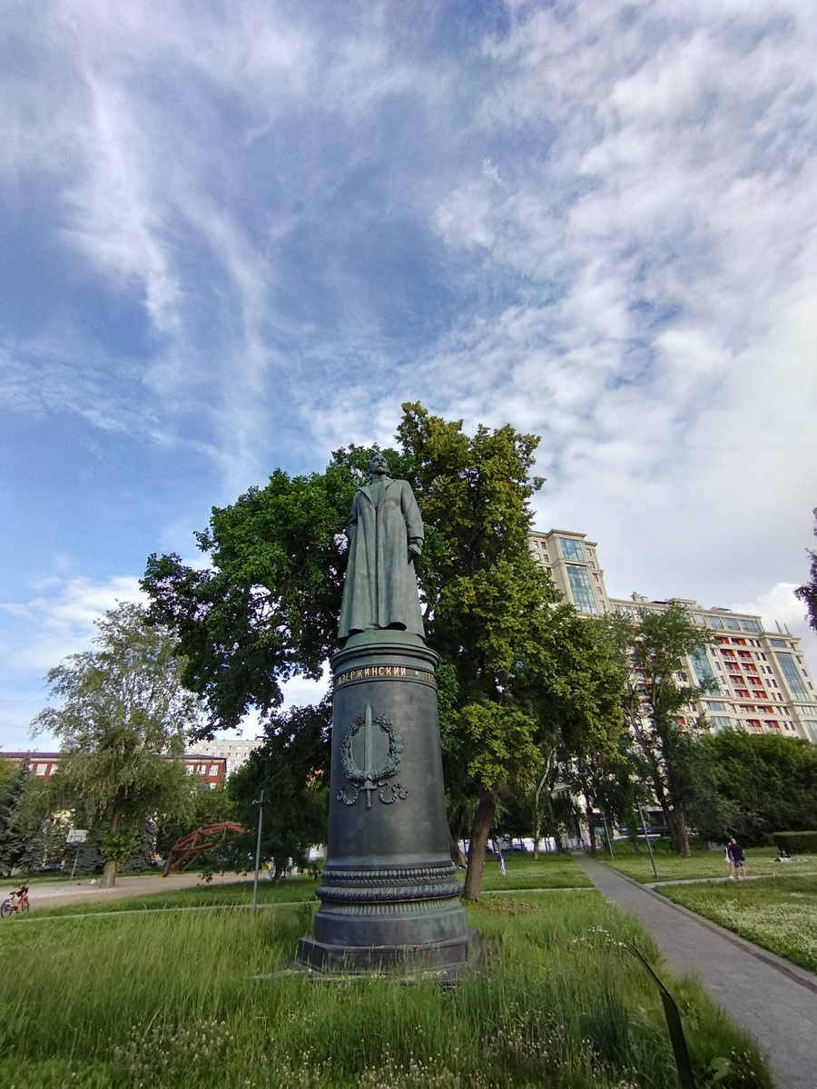 Памятник Ф.Э.Дзержинскому (ФОТО АВТОРА)